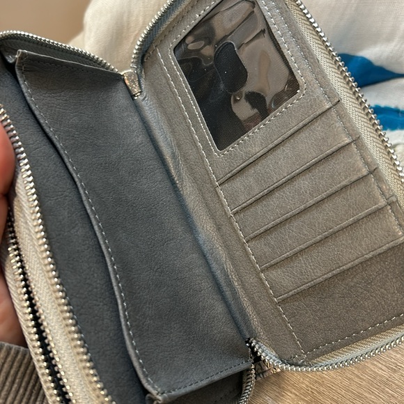 NWT Woman’s Cellphone Wallet with Dual Zipper & Removable Wristlet - Picture 11 of 12